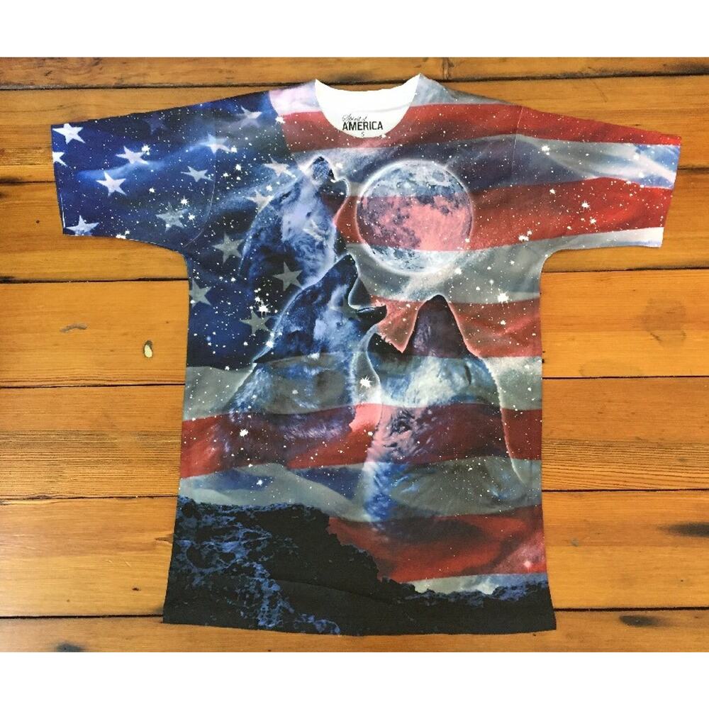 Spirit of America USA Patriotic Flag Wolves Wolf Pack Full Moon T Shirt S 38"